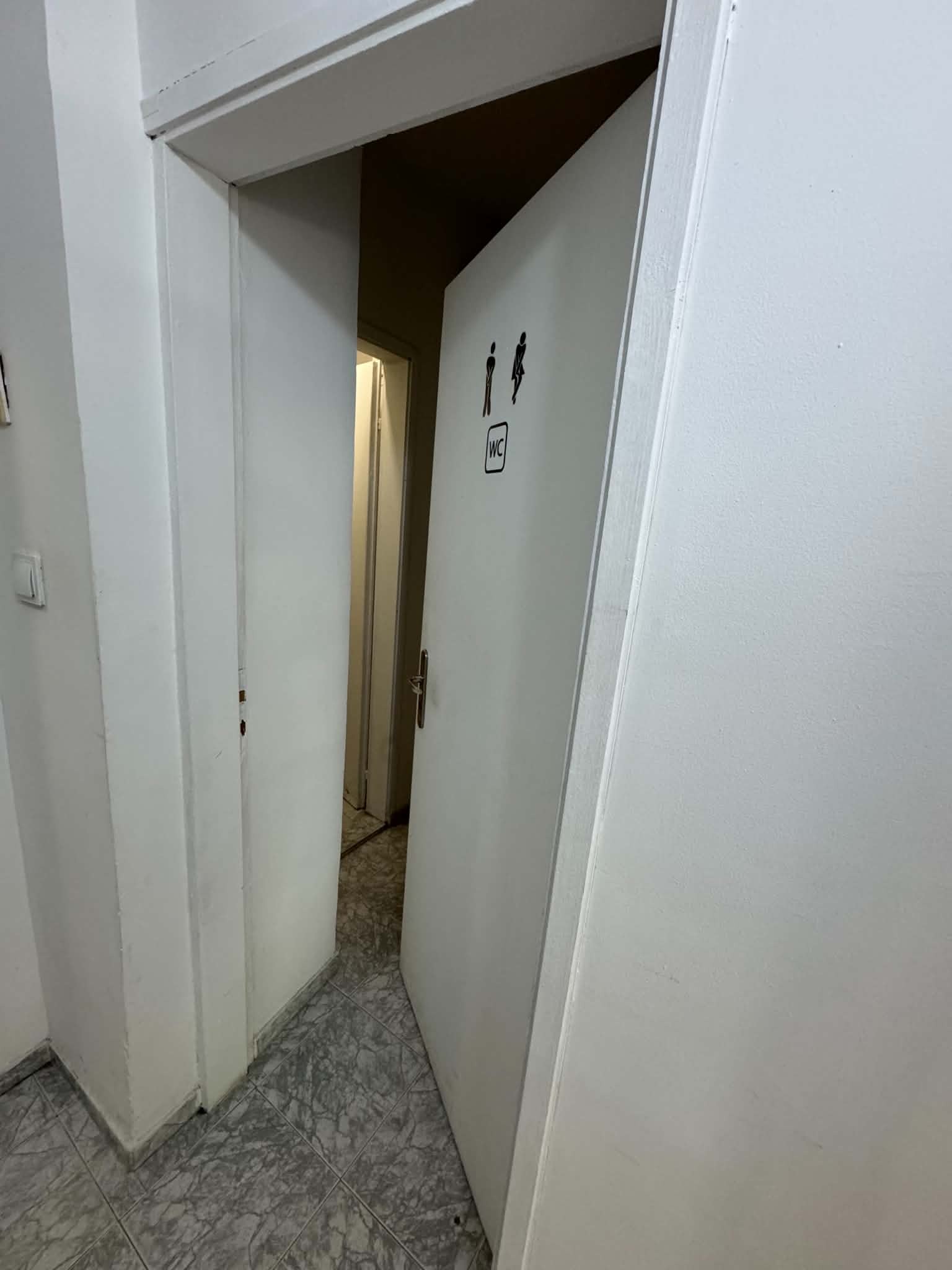 Дава под наем МАГАЗИН, гр. Плевен, Идеален център, снимка 3 - Магазини - 55873105