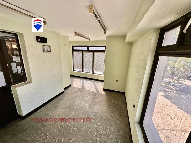 Дава под Наем ОФИС в град Русе, Централен кооп. пазар - 20 кв.м / 153.39 € » 300 лв., РЕМАКС РИВЪР ЕСТЕЙТ