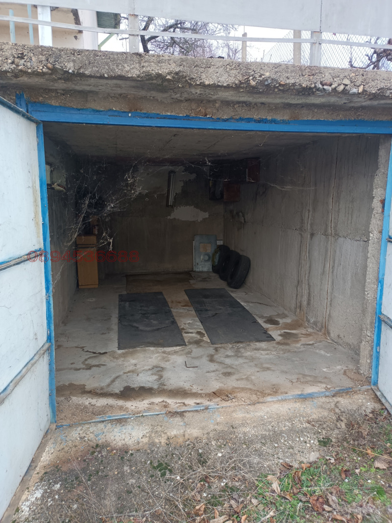 Дава под наем ГАРАЖ, ПАРКОМЯСТО, с. Коняво, област Кюстендил, снимка 3 - Гаражи и паркоместа - 52885385