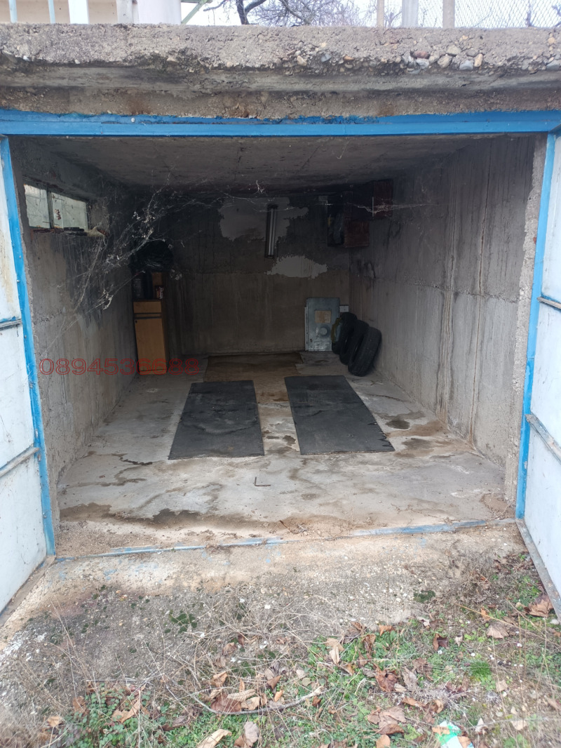 Дава под наем ГАРАЖ, ПАРКОМЯСТО, с. Коняво, област Кюстендил, снимка 2 - Гаражи и паркоместа - 52885385