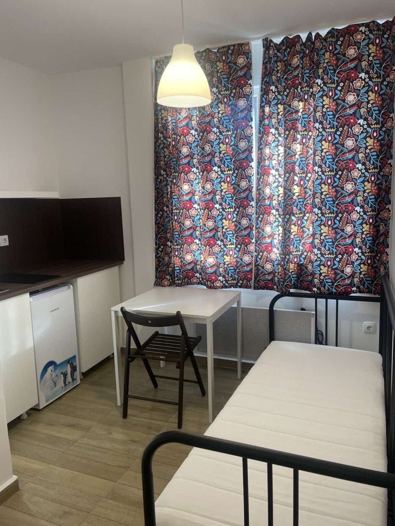 Дава под нем  1-стаен, град София, Център •  290 EUR • ID 95318874 — holmes.bg - [1] 