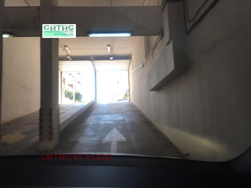 Дава под наем ГАРАЖ, ПАРКОМЯСТО, гр. София, Гоце Делчев, снимка 2 - Гаражи и паркоместа - 52729495