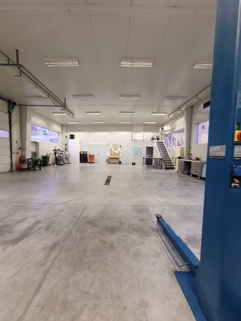 Дава под Наем АВТОСЕРВИЗ в град Плевен, Широк център - 703 кв.м / 2 556.46 € » 5 000 лв., М-ЕСТЕЙТ ЕООД