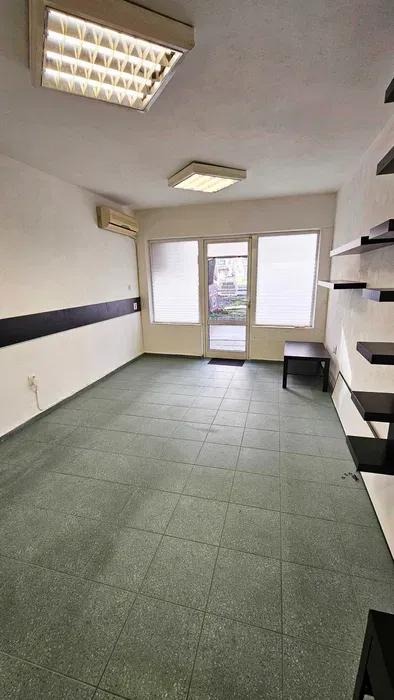 Дава под наем МАГАЗИН, гр. Варна, Зимно кино Тракия, снимка 3 - Магазини - 52988379