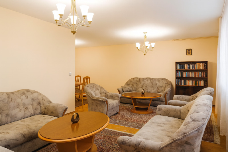 Издаје се  2 спаваће собе Софија , Медицинска академија , 140 м2 | 38384677