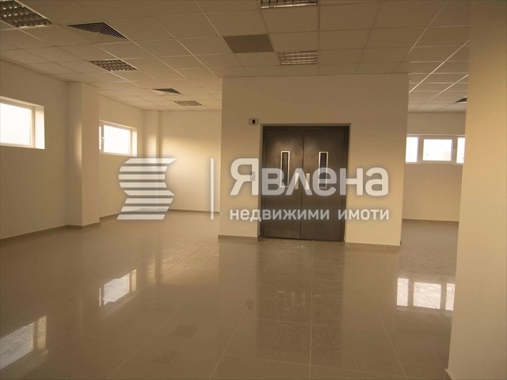 Дава под наем СКЛАД, гр. София, Военна рампа, снимка 4 - Складове - 56026664