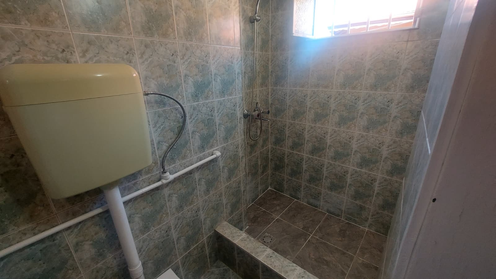 Дава под наем КЪЩА, гр. Хасково, Македонски, снимка 6 - Къщи - 56019362