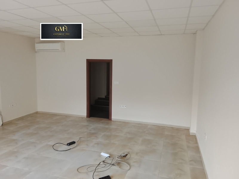 Дава под наем МАГАЗИН, гр. Плевен, Идеален център, снимка 3 - Магазини - 53231020