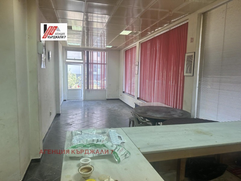 Дава под Наем МАГАЗИН в град Кърджали, Възрожденци - 83 кв.м / 205 € » 400.95 лв., АГЕНЦИЯ КЪРДЖАЛИ 7