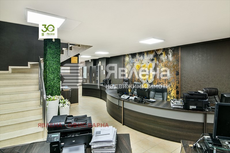 Дава под нем  Офис, град Варна, ВИНС-Червен площад • 2 500 € • ID 65433330 — holmes.bg - [1] 