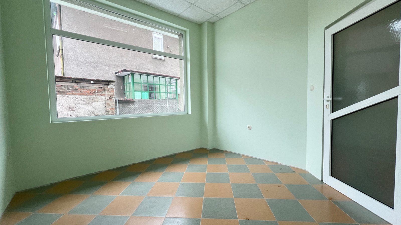 Дава под наем ОФИС, гр. Лом, област Монтана, снимка 2 - Офиси - 53797562