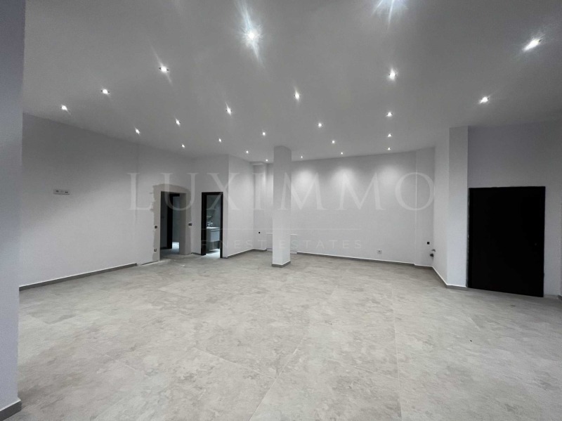 En renta  Comercio Sofia , Vladaya , 155 metros cuadrados | 78794993