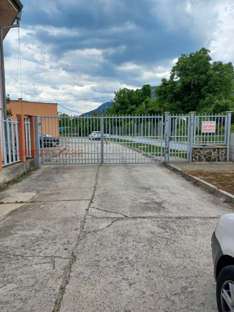 Дава под Наем СКЛАД в град Враца, Промишлена зона - Изток - 3928 кв.м / 3 500 € » 6 845.41 лв.