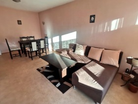 1 chambre Slaveikov, Bourgas
