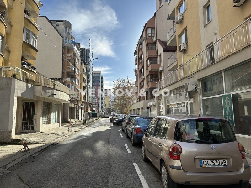 Дава под Наем ПАРКОМЯСТО в град София, Център - 25 кв.м / 100 € » 195.58 лв., ИМОТИ ВЕНКОВ И КО
