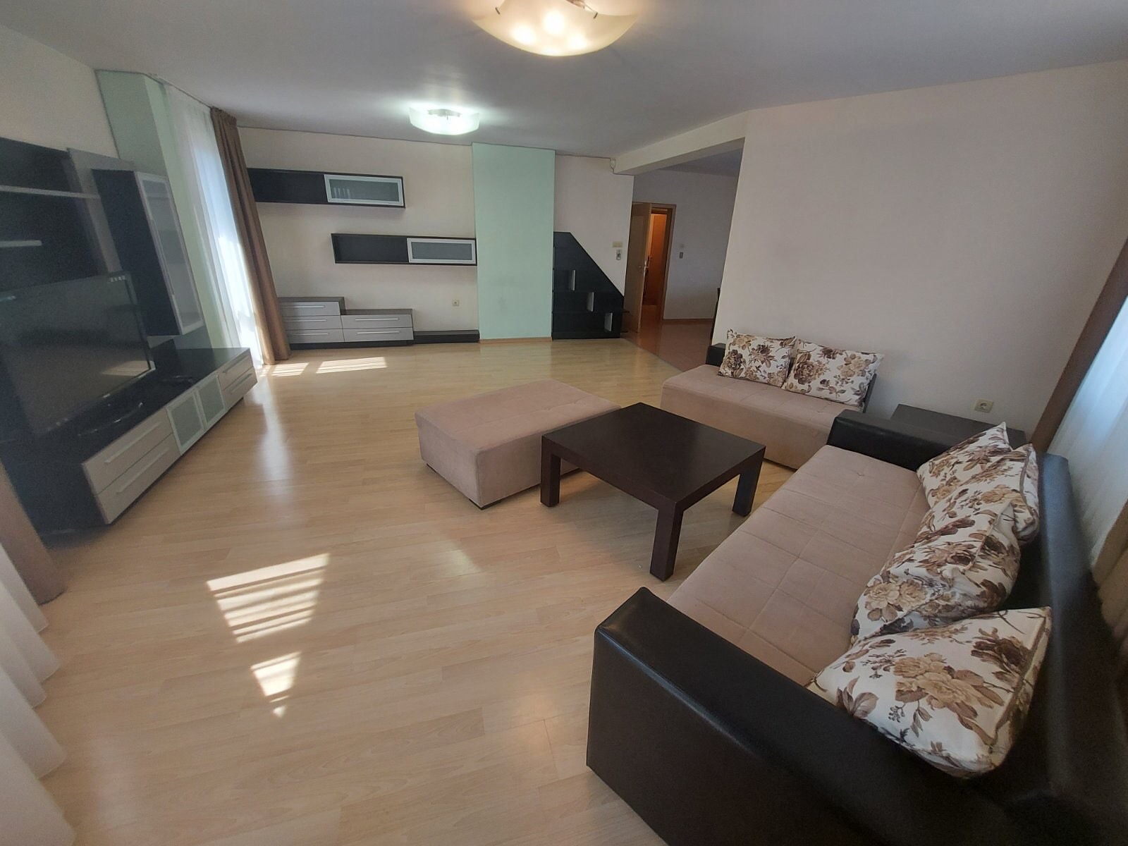 Дава под наем 4-СТАЕН, гр. Пловдив, Център, снимка 2 - Апартаменти - 52220969