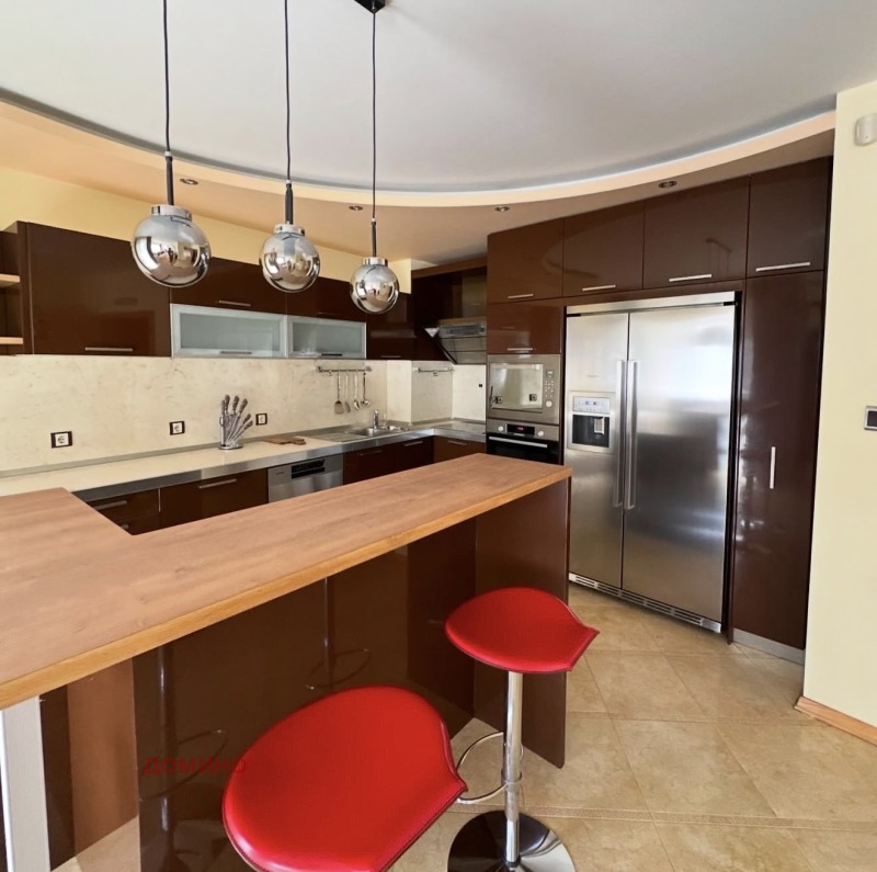 Дава под Наем МНОГОСТАЕН в град Пловдив, Кършияка - 220 кв.м / 2 000 € » 3 911.66 лв., ДОМИНО