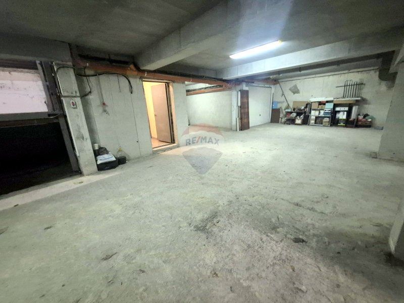 Дава под наем ГАРАЖ, ПАРКОМЯСТО, гр. Варна, Зимно кино Тракия, снимка 3 - Гаражи и паркоместа - 52832845