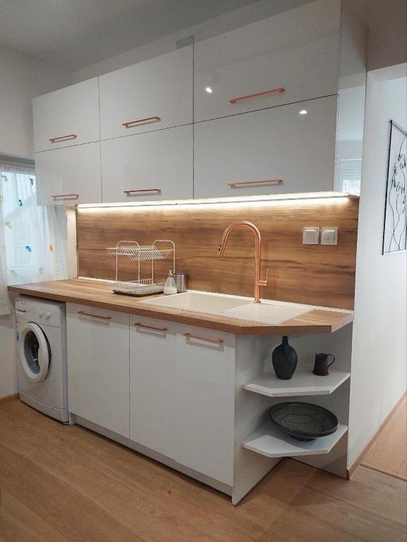 Дава под наем ЕТАЖ ОТ КЪЩА, гр. Варна, Колхозен пазар, снимка 2 - Етаж от къща - 53632972