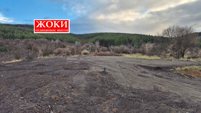 Дава под Наем МЯСТО в град Перник, Промишлена зона - 1900 кв.м / 950 € » 1 858.04 лв., ЖОКИ ЕООД