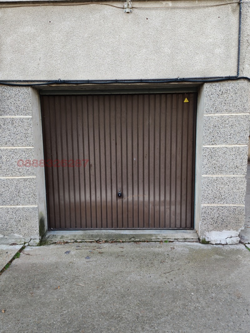 Дава под наем ГАРАЖ, ПАРКОМЯСТО, гр. Русе, Център