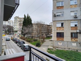 2-стаен град Варна, Погреби 9