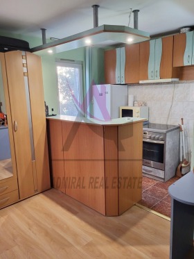1 chambre Kolhozen pazar, Varna
