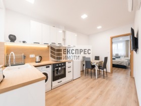 1 Schlafzimmer Zentar, Warna