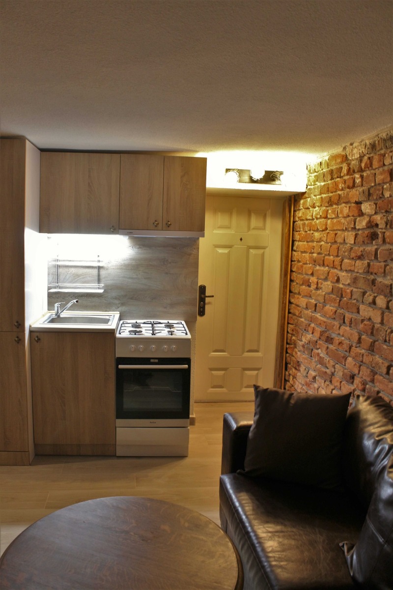 Дава под нем  1-стаен, град София, Център •  350 EUR • ID 48042468 — holmes.bg - [1] 